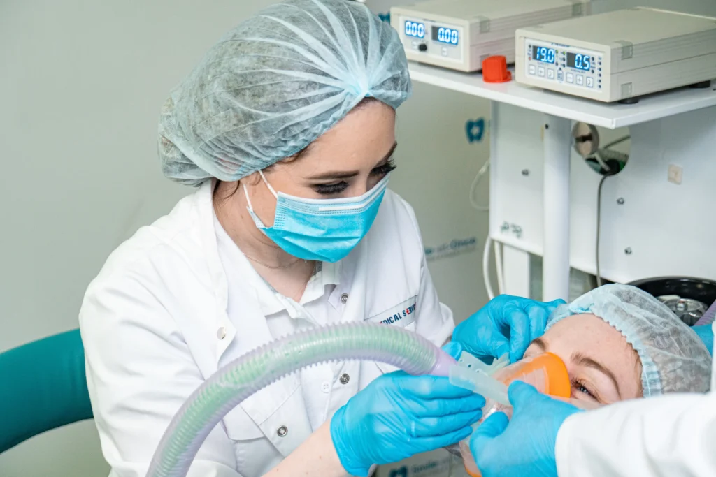 Стоматолог проводит седацию пациенту перед имплантацией