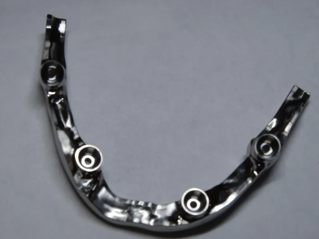 Металлический имплантационный бар для нижней челюсти.