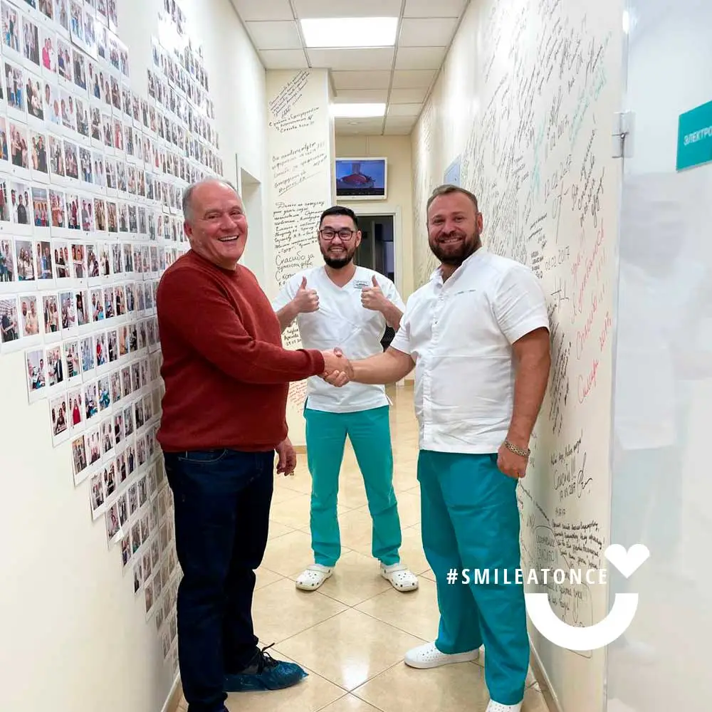 Стоматологи и пациент после лечения