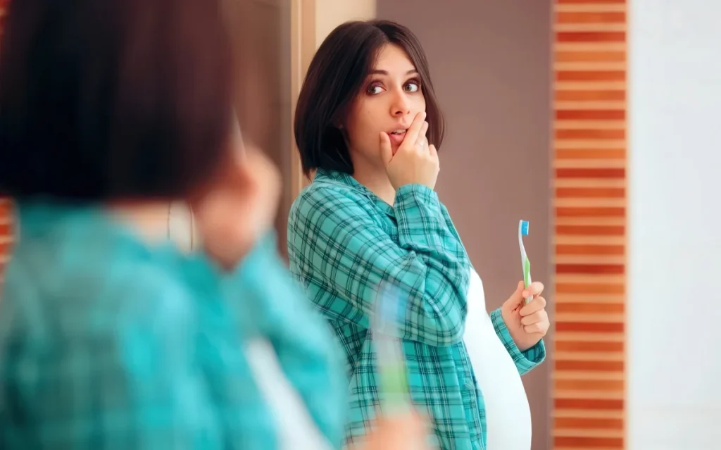 Беременная женщина чистит зубы